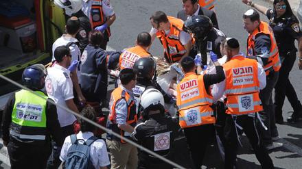 Rettungskräfte behandeln das Opfer in Jerusalem. Die Studentin überlebte den Angriff nicht.