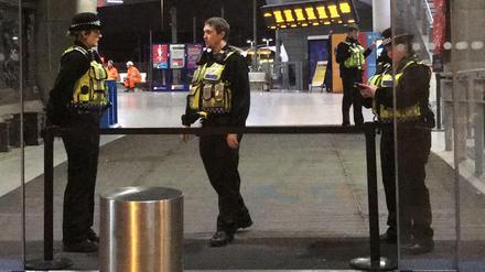 Polizisten stehen am Bahnhof Victoria Station, nachdem ein Mann hier drei Menschen mit einem Messer verletzt hatte. 