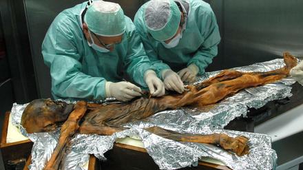 Forscher entnehmen Proben des Mageninhaltes der Mumie Ötzi.
