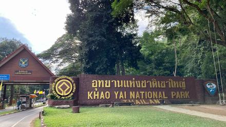 Der Eingang des bei Touristen aus aller Welt beliebten Nationalparks Khao Yai im Zentrum Thailands.