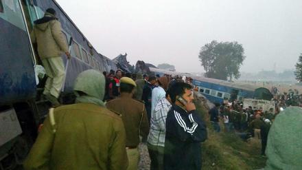 Zugunglück in Nordindien: Viele Waggons sprangen aus den Schienen. 