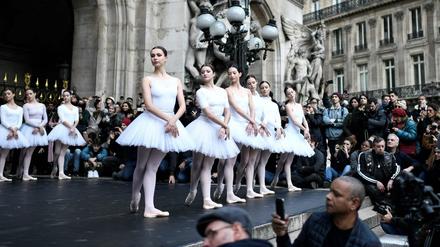 Tänzerinnen der Pariser Opfer protestierten am Dienstag auf ihre Weise – mit einer öffentlichen Aufführung.