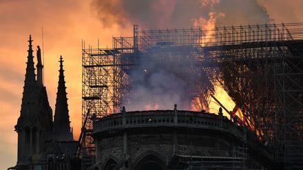 Flammen und Rauch steigen aus der Kathedrale Notre Dame auf. 