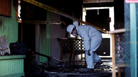 Ein Ermittler in dem vom Feuer zerstörten Krankenhaus. 