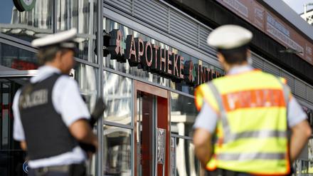 Polizisten stehen vor der Apotheke am Kölner Hauptbahnhof, in der sich Tags zuvor der Geiselnehmer mit Gasflaschen und Stahlkugeln verschanzt hatte. 
