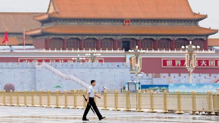 Der sonst von Touristen bevölkerte Platz des Himmlischen Friedens in Peking zeigt sich vor der Militärparade am Donnerstag menschenleer.