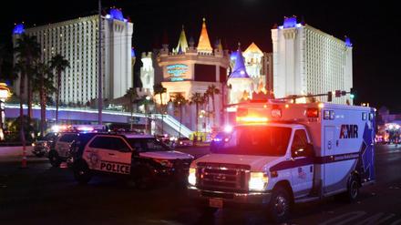 Ein Krankenwagen verlässt den Ort des Attentats in Las Vegas. 