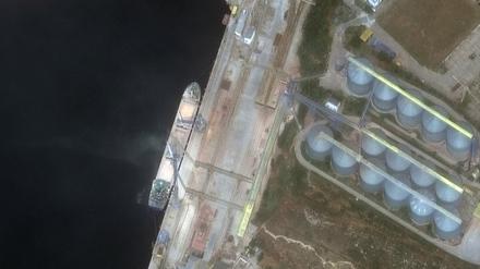 Ein Satellitenbild zeigt ein mit Getreide beladenes Schiff in Sewastopol, Krim, 12. Juni 2022.