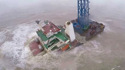 Ein Hubschrauber mit einer Rettungsmannschaft nährt sich einem sinkenden Schiff im Südchinesischen Meer.