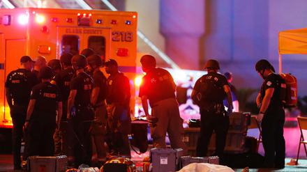 Rettungskräfte stehen am 02.10.2017 in Las Vegas neben einer abgedeckten Leiche. Ein Todesschütze hat bei einem Musikfestival in der US-Touristenmetropole Las Vegas mindestens 58 Menschen umgebracht und über 500 verletzt. 