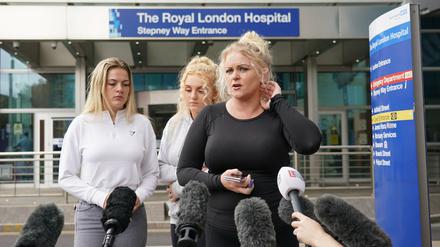 Die Mutter des unheilbar kranken Archie spricht vor dem Royal London Hospital in Whitechapel mit Journalisten. 