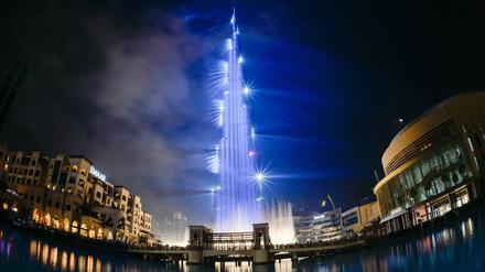 Der Burj Khalifa, das höchste Gebäude der Welt, leuchtet während der Neujahrsfeierlichkeiten in Dubai.