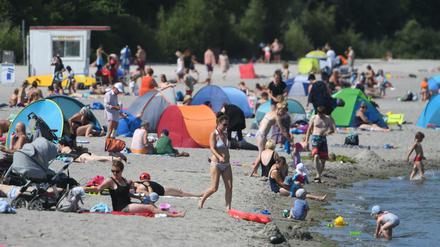 Hunderte Badegäste nutzen das sonnige Sommerwetter zum Besuch der Badeanstalt am Strelasund. 