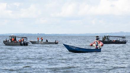 Rettungskräfte und lokale Fischer suchen auf dem Victoriasee nach Überlebenden des Bootsunglücks.