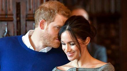 Königliches Geflüster zwischen Prinz Harry und seiner Verlobten Meghan Markle bei einem Besuch in Wales Mitte Januar.