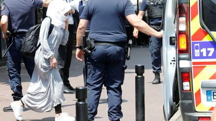 Beim 70. Filmfestival in Cannes wollte der Geschäftsmann und Aktivis Rachid Nekkaz Burkin-Mode am Strand demonstrativ vorführen. Die französische Polizei hat das verhindert.