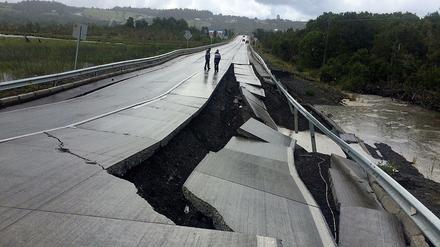 Eine stark beschädigte Straße auf der Insel Chiloé, dem Zentrum des Bebens.