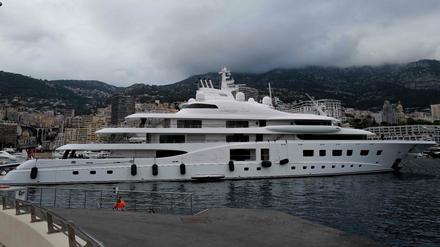 Die Yacht "Quantum Blue" des russischen Oligarchen Sergei Galitsky im Hafen von Monaco.