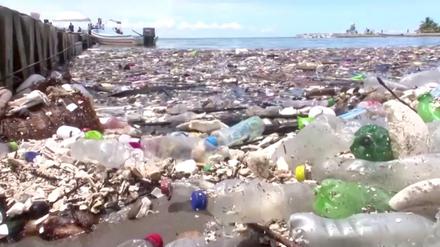 Bei einer Reinigungsaktion beseitigten Honduraner Dutzende Tonnen Müll. Doch der stinkende, dreckige Strom aus Plastik, Kleidung, gebrauchten Hygieneartikeln und Nahrungsresten versiegt nicht.