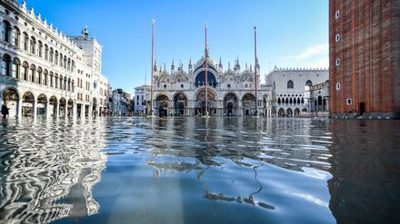 Der Dogenpalast spiegelt sich im Hochwasser auf dem Markusplatz in Venedig.
