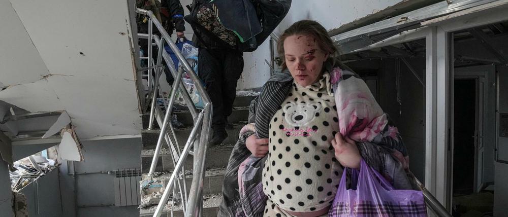 Die schwangere Marianna Vyshemirsky geht die Treppe eines Entbindungskrankenhauses hinunter, das durch Beschuss beschädigt wurde.