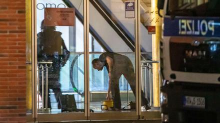 Duisburg: Polizisten sind aufgrund eines verdächtigen Gegenstandes in einem Einkaufszentrum im Einsatz. 