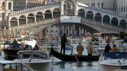 Starker Verkehr herrscht mitunter in Venedig - nicht nur an der Rialto-Brücke.