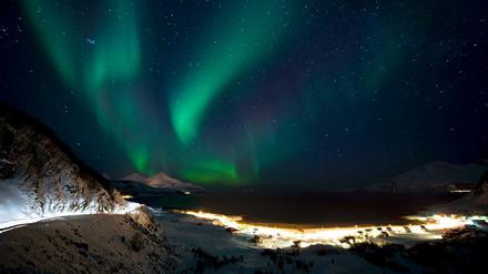 Das Glück ist bekanntlich flüchtig - derzeit ist es bevorzugt in Norwegen zuhause. Was Polarlichter dazu beitragen, ist nicht abschließend geklärt.