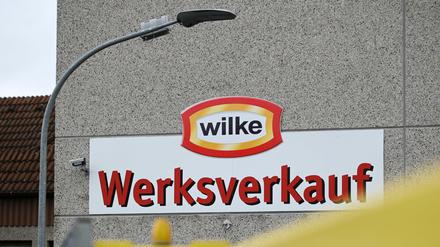 Die Werkszufahrt zum nordhessischen Wursthersteller Wilke. 