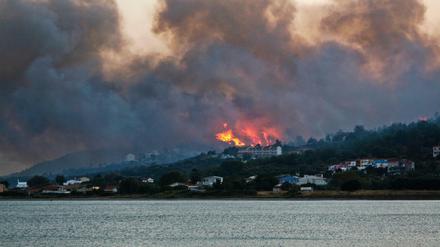 Archiv: Ein Waldbrand in der Nähe der Stadt Pythagorio auf der Insel Samos. 