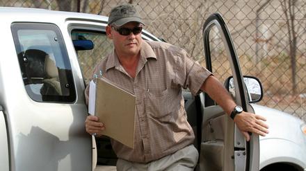 Theo Bronkhorst bei seiner Ankunft am Gericht in Hwange, Simbabwe, am Montag. Der US-Amerikaner hatte die Safari geleitet, während welcher Löwe Cecil getötet wurde. 