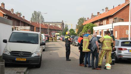 Sicherheitskräfte sichern den Tatort, nachdem im niederländischen Almelo zwei Menschen getötet wurden.