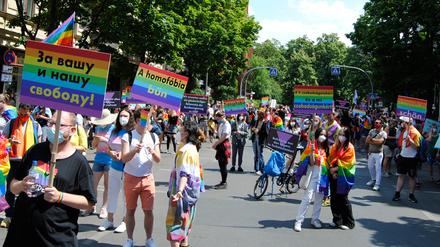 „Für Eure und unsere Freiheit“ – schon bei der ersten East-Pride-Demo im vergangenen Jahr solidarisierten sich die Veranstalter:innen mit queeren Menschen in Ost- und Mitteleuropa.