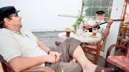 Schön ist das Leben am Hafen. Allem Anschein nach zumindest für diese beiden Männer in einer Taverne nahe der Mole von Ierápetra auf Kreta.