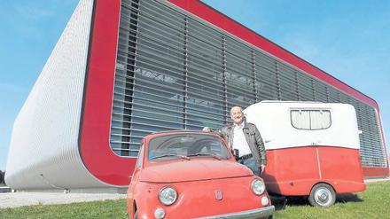 Veteranen unter sich. Erwin Hymer präsentiert vor seinem Museum für mobiles Reisen in Bad Waldsee einen Fiat 500 mit Wohnanhänger der Marke Laika.