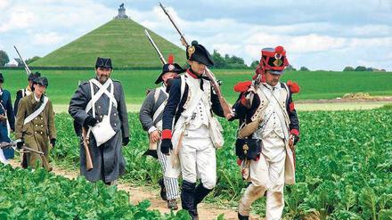 Krieg statt Frieden. 5000 Hobbysoldaten werden die Schlacht von Waterloo nachspielen (im Hintergrund der Löwenhügel).