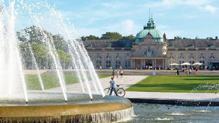 Ein Sprudeln und Sprühen, überall. Der Kurpark von Bad Oeynhausen verzückt seine Besucher. Im Hintergrund steht das neobarocke Kaiserpalais. 
