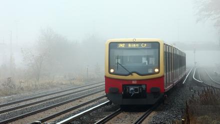 Die Ringbahn unterwegs bei Nebel. 
