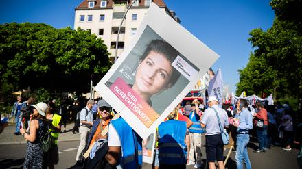 Ein Plakat des BSW (Bündnis Sahra Wagenknecht) bei einer Demonstration des DGB zum 1. Mai in Berlin.