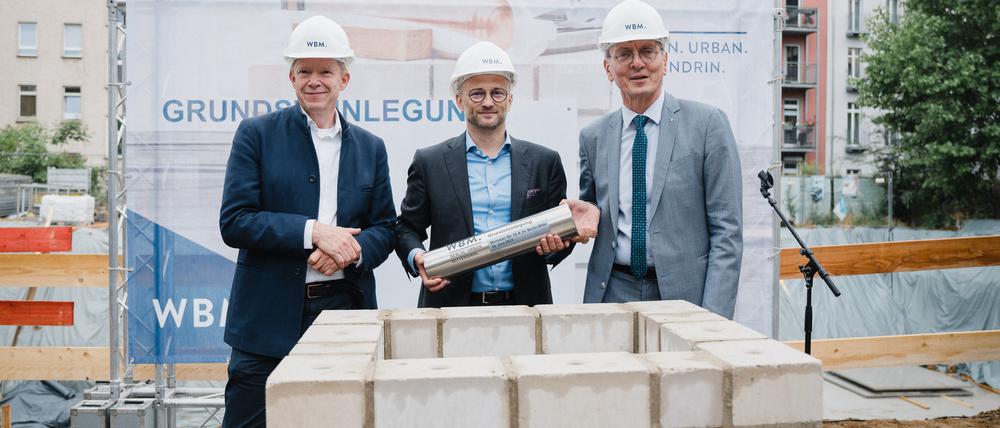 Die WBM feierte am Freitag auch Grundsteinlegung für 87 Wohnungen auf dem ehemaligen Mauerstreifen an der Bernauer Straße. Mit Baustadtrat Ephraim Gothe (SPD), WBM-Chef Steffen Helbig und Bausenator Christian Gaebler (SPD) – v.l.n.r.