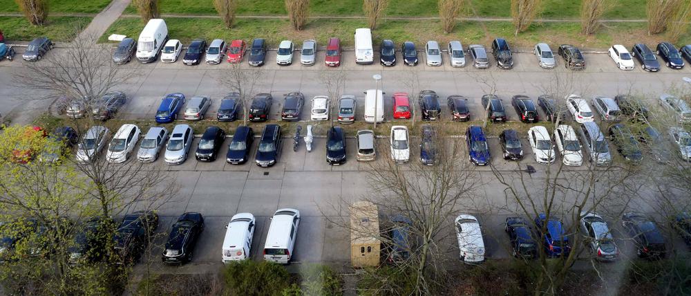 26.04.2021, Berlin - Deutschland. Mieter können direkt vor dem Haus parken, große Parkplätze wird es aber nicht für immer geben. *** 26 04 2021, Berlin Germany Tenants can park directly in front of the building, but large parking lots will not be available forever