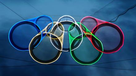 Bunt leuchten in Berlin die Olympischen Ringe am Olympiastadion (Langzeitbelichtung mit gleichzeitiger Veränderung der Brennweite).