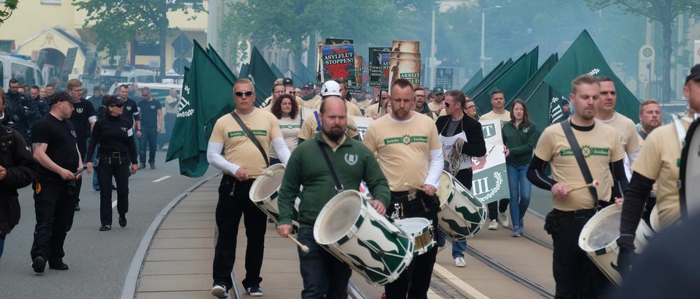 Teilnehmer eines rechten Aufmarsches der Partei Der Dritte Weg gehen eine Straße entlang. (Archivbild)
