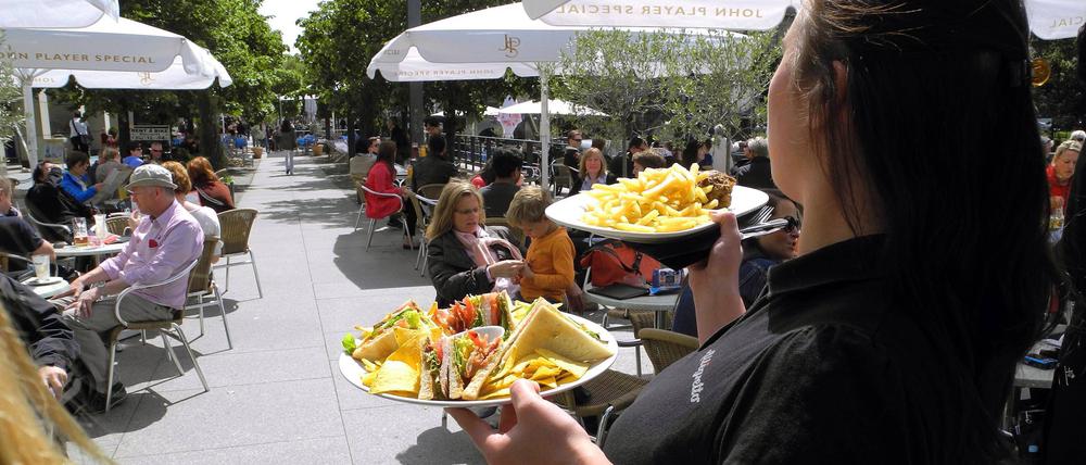 Kosten für das Personal fressen einen erheblichen Teil des Umsatzes auf, so der Gaststättenverband.