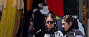 Trotz der Rückkehr der Sittenpolizei tragen immer mehr Frauen ihre Haare offen oder nur halbherzig bedeckt.