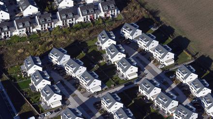 Auch wenn der Berliner Senat eine Mehrbelastung verhindern will, steigt die Grundsteuer für viele Eigentümer.