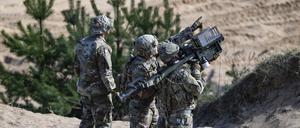 Medienberichten zufolge soll das Paket unter anderem tragbare Flugabwehrsysteme, sogenannte Manpads, Aufklärungsdrohnen und Munition beinhalten.