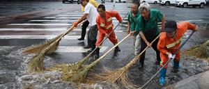 In Peking kämpfen die Menschen gegen den Regen an, hier am 22. Juli 2023. Nun wurde die Alarmstufe rot ausgerufen.
