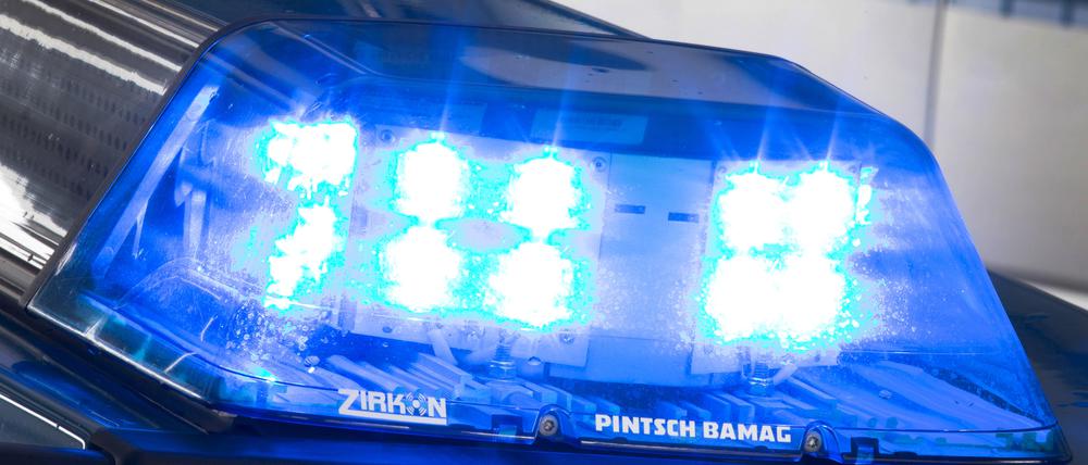 Ein Blaulicht leuchtet auf dem Dach eines Polizeiwagens. (Symbolbild)