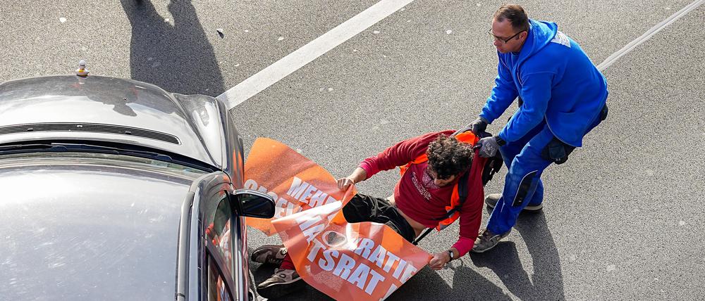 Die Aktivisten der Gruppe „Letzte Generation“ bei einer Blockade-Aktion auf der Autobahn A100.